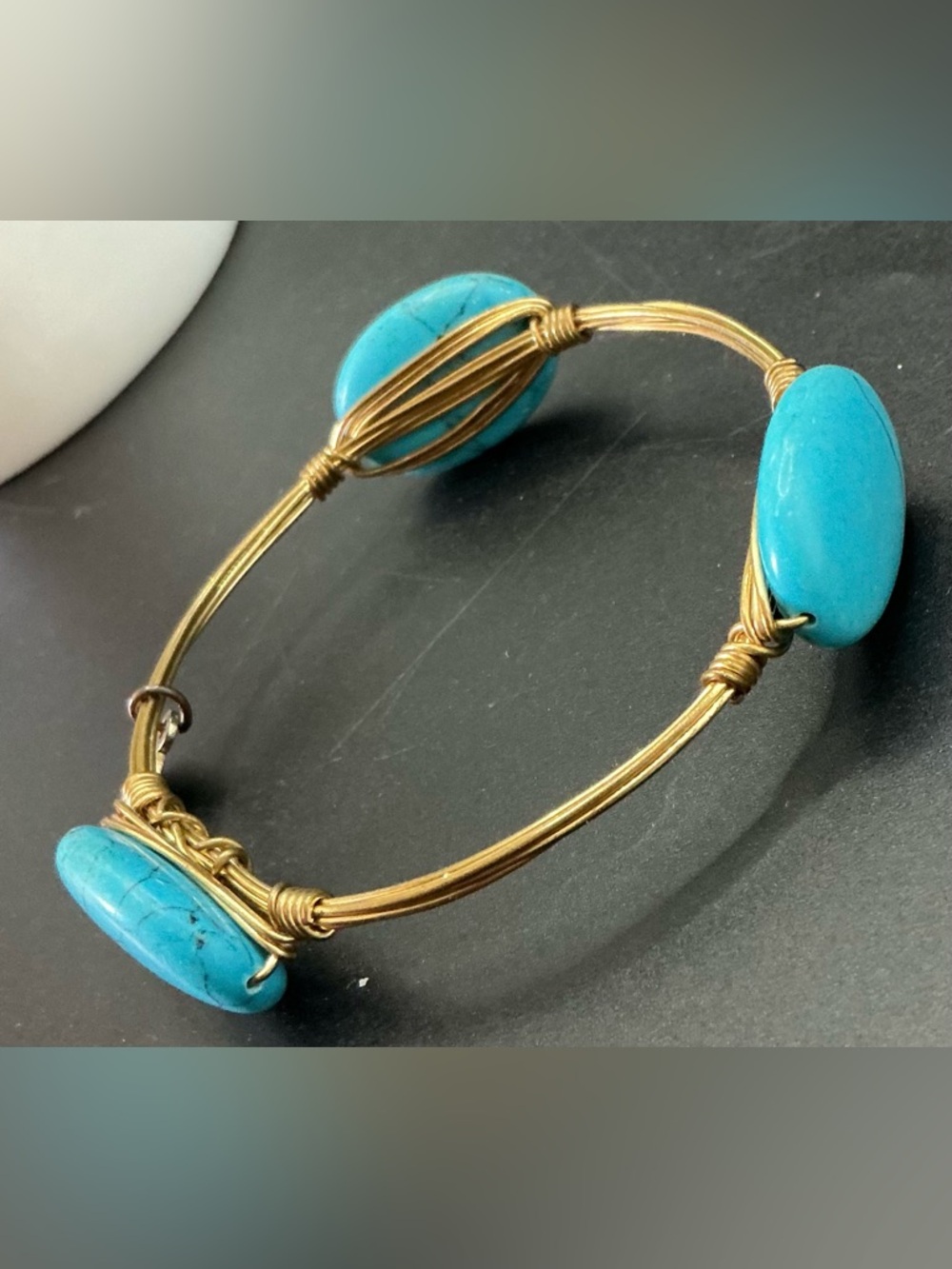 BOURBON AND BOWTIES FAUX TURQUOISE GOLD TONE WIRE WRAP BANGLE BRACELET - Picture 2 of 4